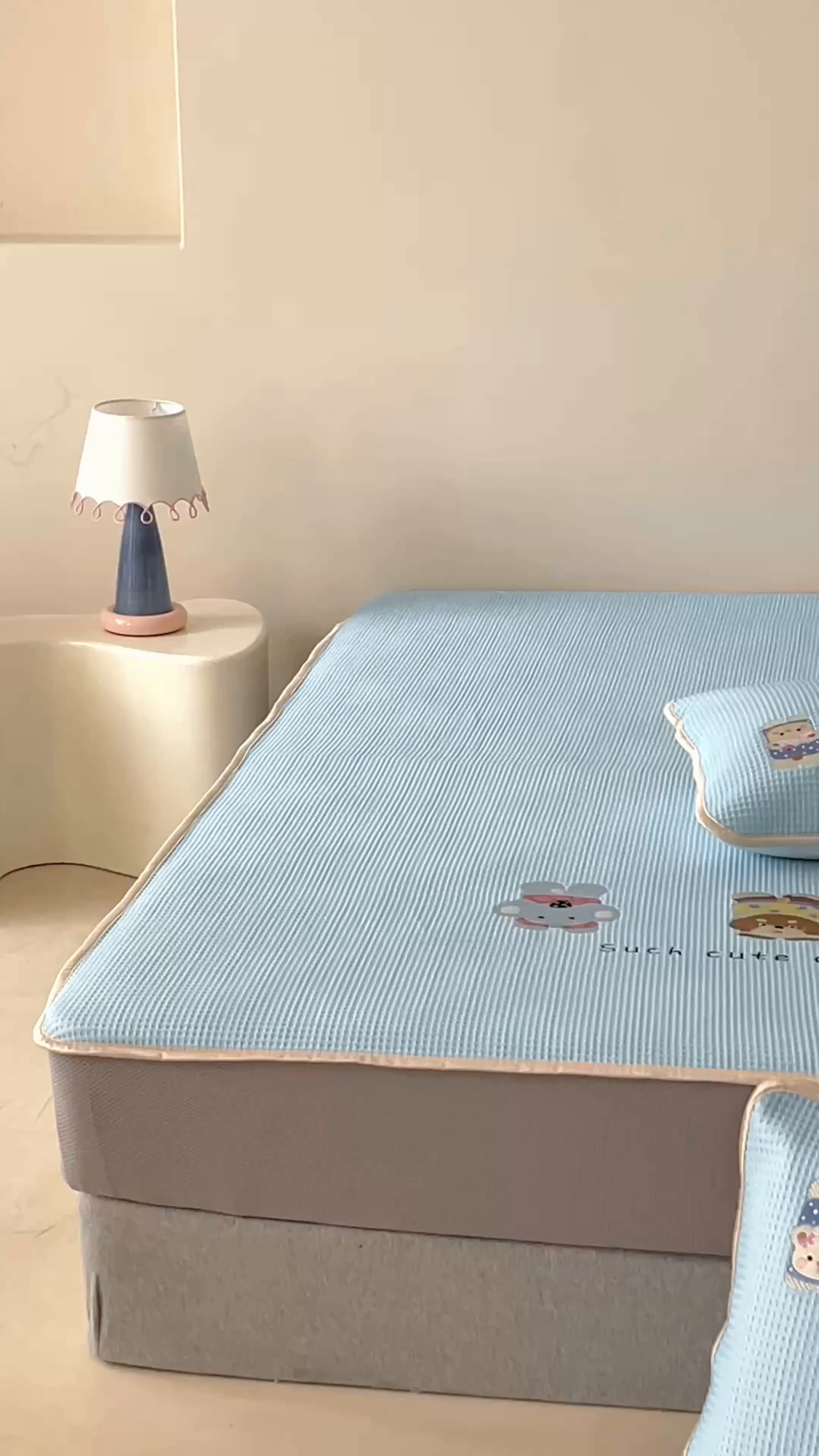 91家纺网 家纺一手货源 找家纺 圆岛家纺 2025夏季高分子PE华夫格刺绣软凉席床笠款三件套 趴趴乐园