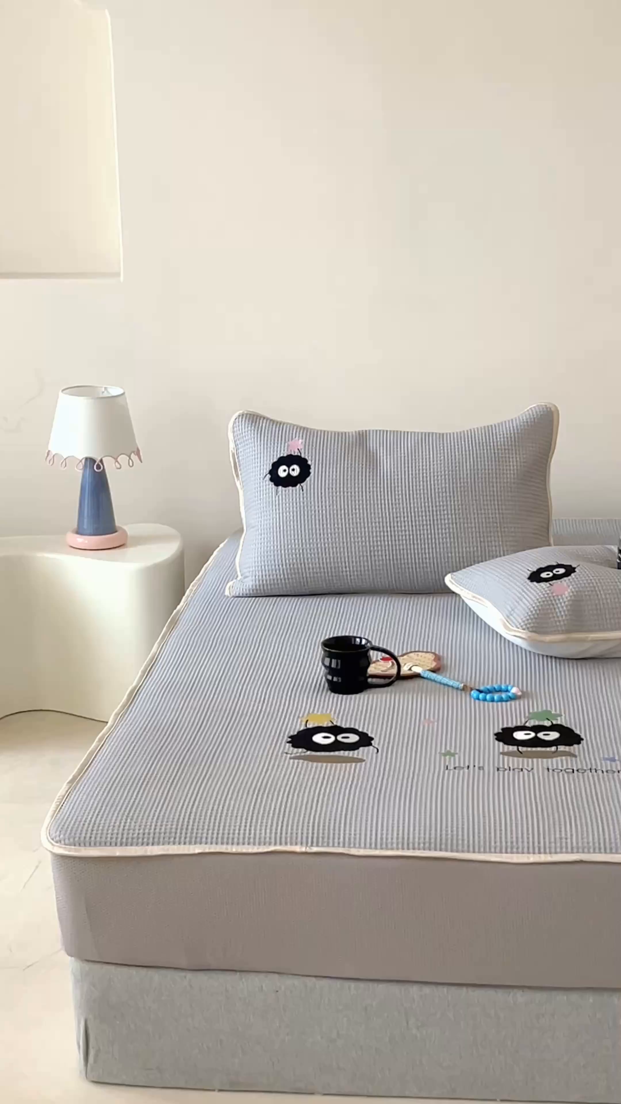 91家纺网 家纺一手货源 找家纺 圆岛家纺 2025夏季高分子PE华夫格刺绣软凉席床笠款三件套 小煤球