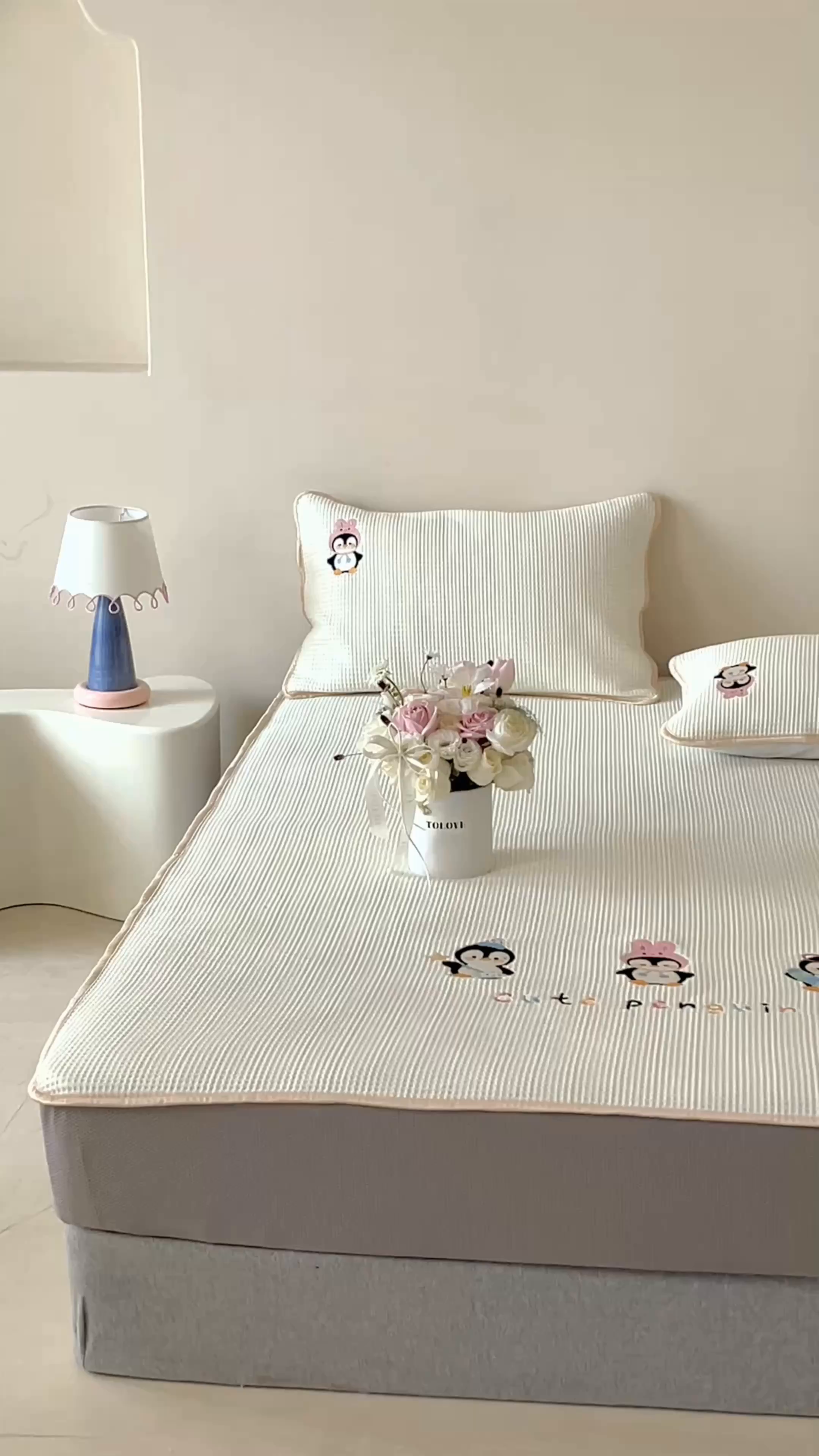 91家纺网 家纺一手货源 找家纺 圆岛家纺 2025夏季高分子PE华夫格刺绣软凉席床笠款三件套 企鹅的夏天