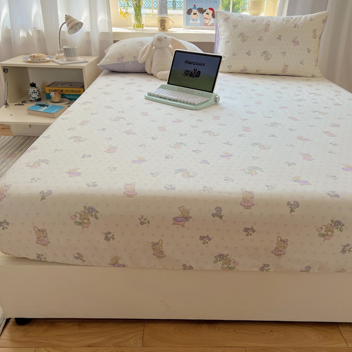 91家纺网 家纺一手货源 找家纺 六巷胡同 2025新款40s13070全棉纯棉卡通单品系列床笠单件-单床笠 假日庄园兔