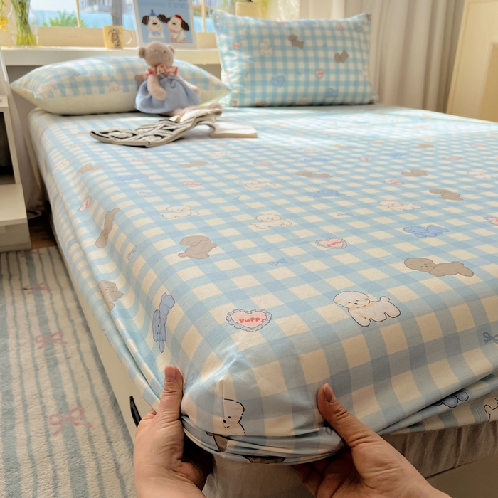 91家纺网 家纺一手货源 找家纺 六巷胡同 2025新款40s13070全棉纯棉卡通单品系列床笠单件-单床笠 蓝格奶油狗