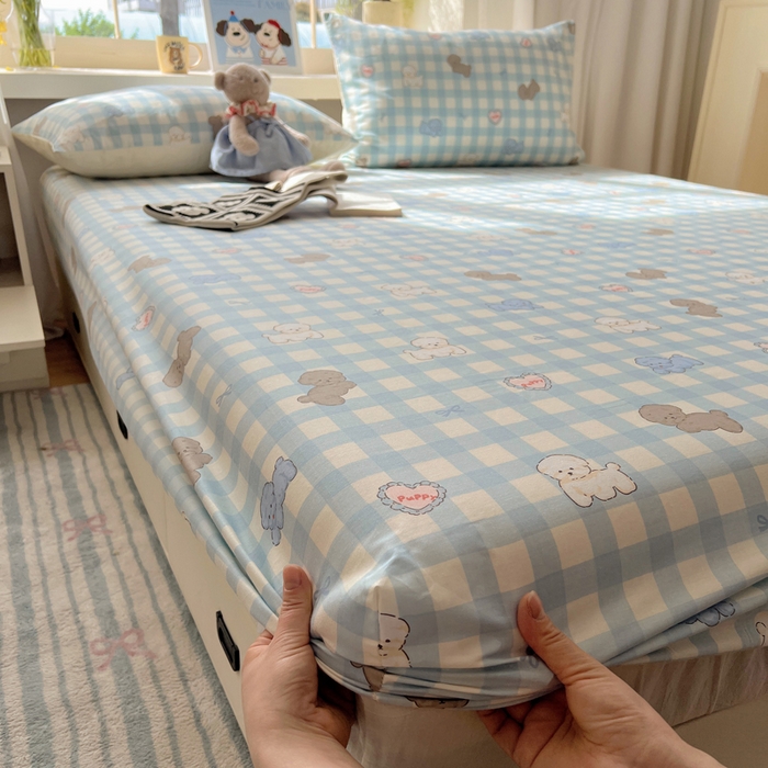 91家纺网 家纺一手货源 找家纺 六巷胡同 2025新款40s13070全棉纯棉卡通单品系列床笠单件-单床笠 蓝格奶油狗