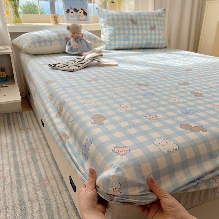 91家纺网 家纺一手货源 找家纺 六巷胡同 2025新款40s13070全棉纯棉卡通单品系列床笠单件-单床笠 蓝格奶油狗