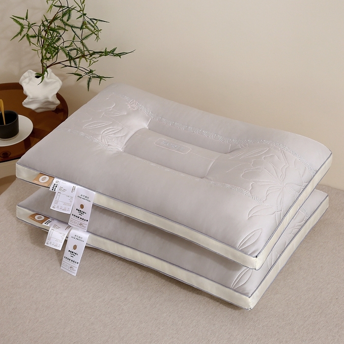 91家纺网 家纺一手货源 找家纺 赛格时代家居 2025新款舒适凉感护颈羽丝绒枕枕头枕芯 舒适凉感护颈羽丝绒枕（灰色） 一只