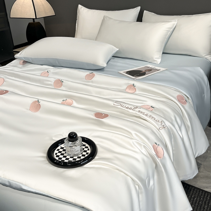 91家纺网 家纺一手货源 找家纺 满羽家纺 2025新款凉感水洗冰丝夏被夏凉被被子被芯夏被四件套 水蜜桃-奶白蓝