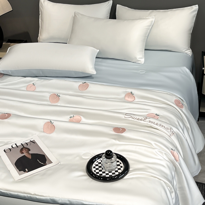 91家纺网 家纺一手货源 找家纺 满羽家纺 2025新款凉感水洗冰丝夏被夏凉被被子被芯夏被四件套 水蜜桃-奶白蓝