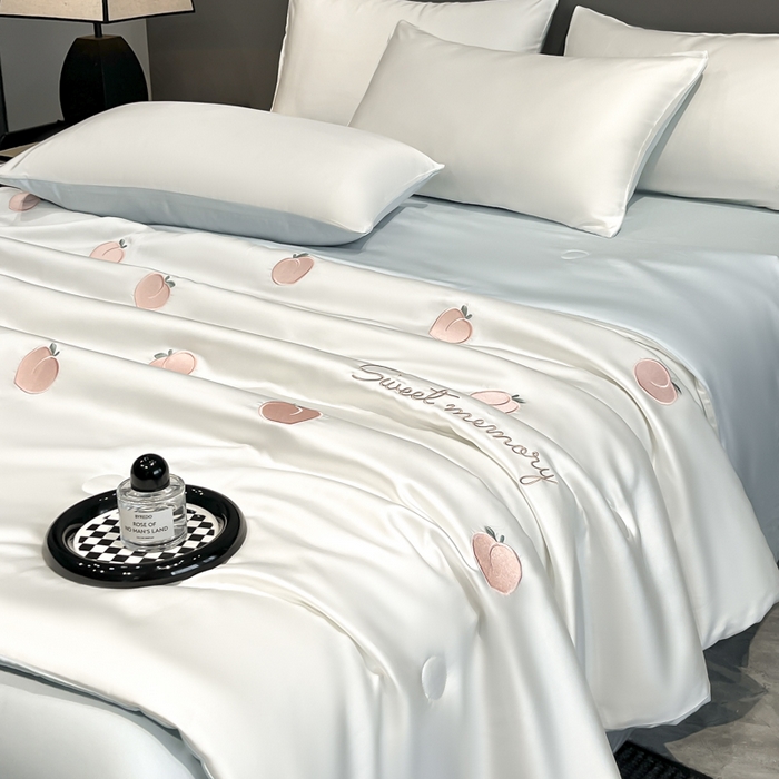 91家纺网 家纺一手货源 找家纺 满羽家纺 2025新款凉感水洗冰丝夏被夏凉被被子被芯夏被四件套 水蜜桃-奶白蓝