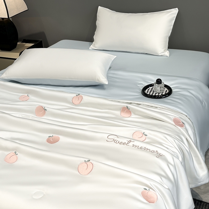 91家纺网 家纺一手货源 找家纺 满羽家纺 2025新款凉感水洗冰丝夏被夏凉被被子被芯夏被四件套 水蜜桃-奶白蓝