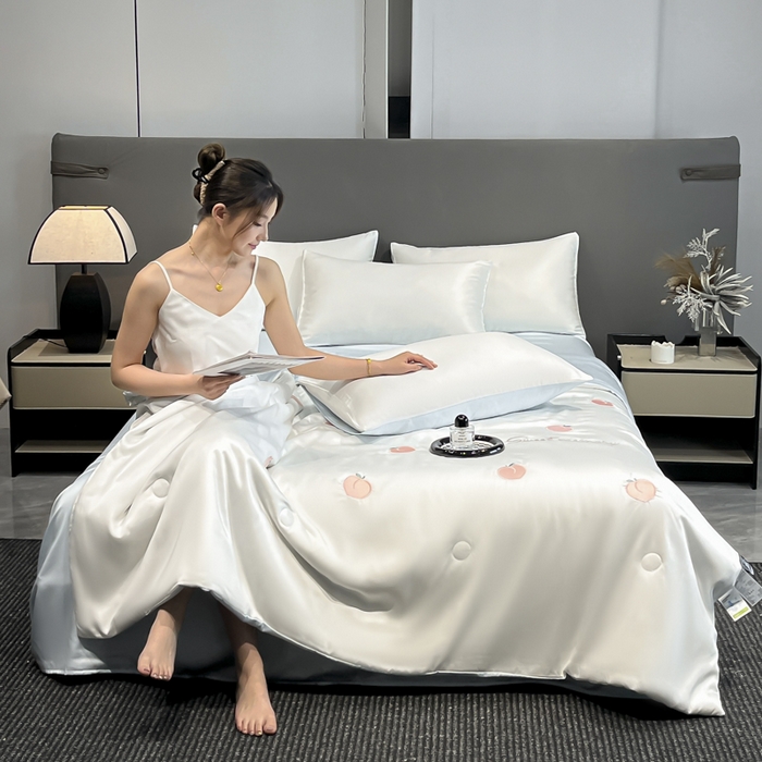 91家纺网 家纺一手货源 找家纺 满羽家纺 2025新款凉感水洗冰丝夏被夏凉被被子被芯夏被四件套 水蜜桃-奶白蓝