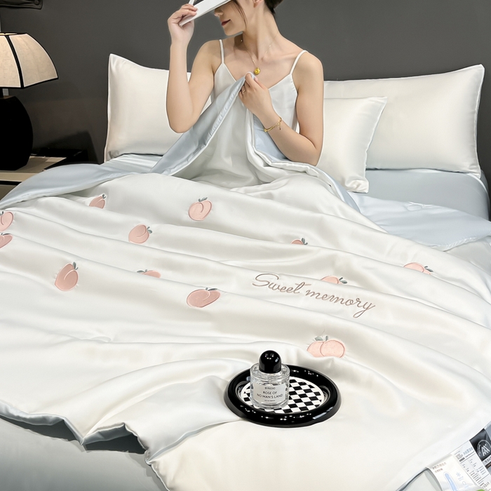 91家纺网 家纺一手货源 找家纺 满羽家纺 2025新款凉感水洗冰丝夏被夏凉被被子被芯夏被四件套 水蜜桃-奶白蓝