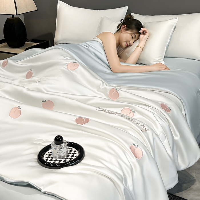 91家纺网 家纺一手货源 找家纺 满羽家纺 2025新款凉感水洗冰丝夏被夏凉被被子被芯夏被四件套 水蜜桃-奶白蓝