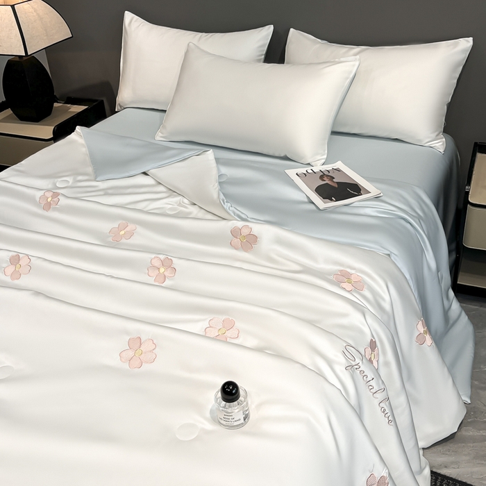 91家纺网 家纺一手货源 找家纺 满羽家纺 2025新款凉感水洗冰丝夏被夏凉被被子被芯夏被四件套 五瓣花-奶白蓝