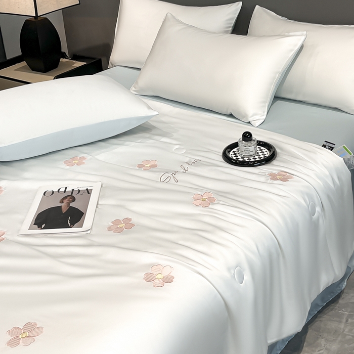 91家纺网 家纺一手货源 找家纺 满羽家纺 2025新款凉感水洗冰丝夏被夏凉被被子被芯夏被四件套 五瓣花-奶白蓝