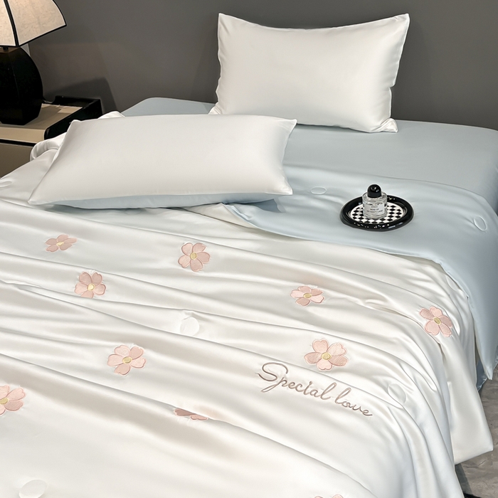 91家纺网 家纺一手货源 找家纺 满羽家纺 2025新款凉感水洗冰丝夏被夏凉被被子被芯夏被四件套 五瓣花-奶白蓝