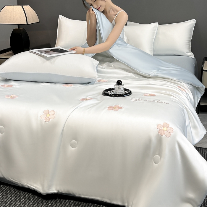 91家纺网 家纺一手货源 找家纺 满羽家纺 2025新款凉感水洗冰丝夏被夏凉被被子被芯夏被四件套 五瓣花-奶白蓝