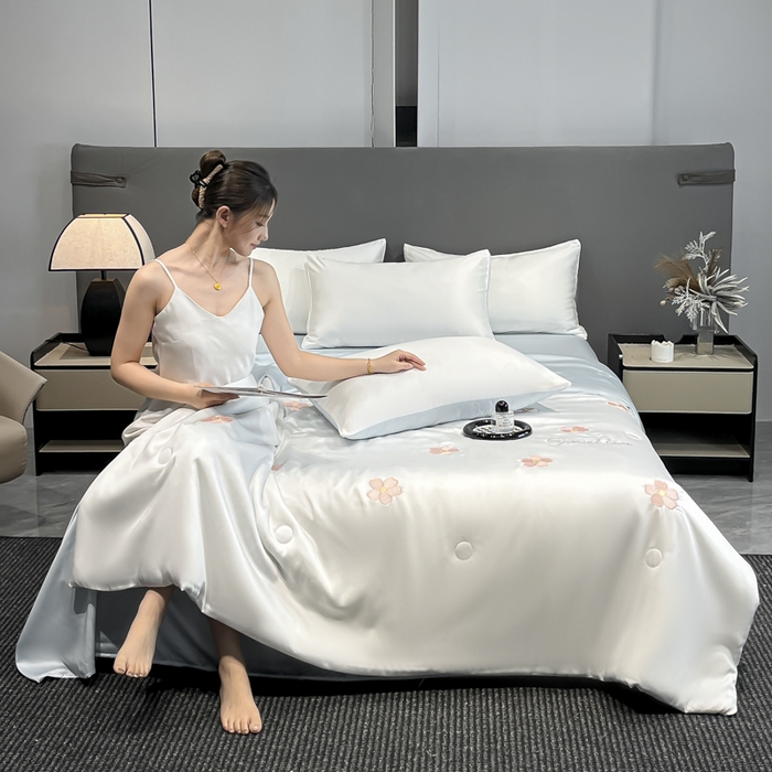 91家纺网 家纺一手货源 找家纺 满羽家纺 2025新款凉感水洗冰丝夏被夏凉被被子被芯夏被四件套 五瓣花-奶白蓝