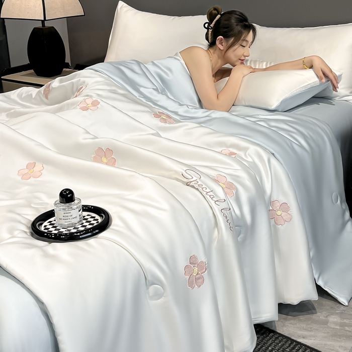 91家纺网 家纺一手货源 找家纺 满羽家纺 2025新款凉感水洗冰丝夏被夏凉被被子被芯夏被四件套 五瓣花-奶白蓝