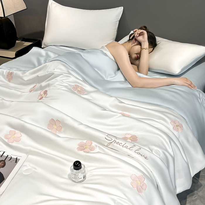 91家纺网 家纺一手货源 找家纺 满羽家纺 2025新款凉感水洗冰丝夏被夏凉被被子被芯夏被四件套 五瓣花-奶白蓝