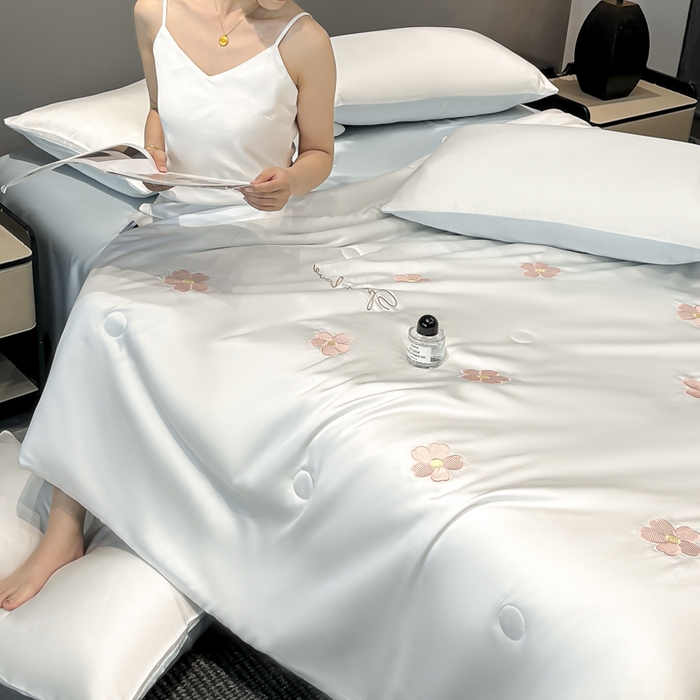 91家纺网 家纺一手货源 找家纺 满羽家纺 2025新款凉感水洗冰丝夏被夏凉被被子被芯夏被四件套 五瓣花-奶白蓝