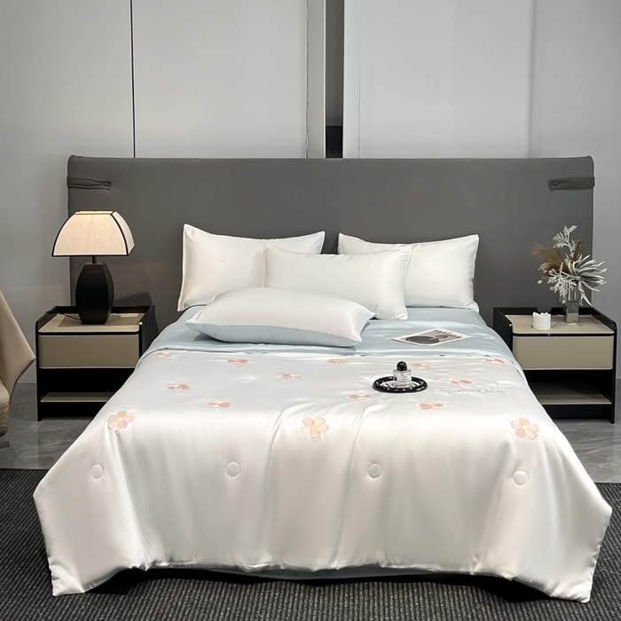 91家纺网 家纺一手货源 找家纺 满羽家纺 2025新款凉感水洗冰丝夏被夏凉被被子被芯夏被四件套 五瓣花-奶白蓝