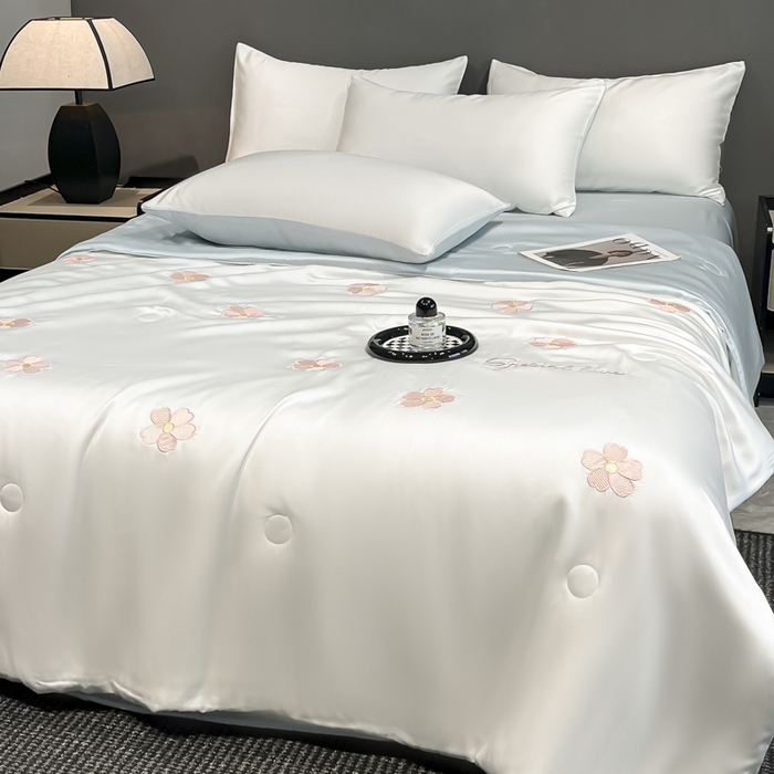 91家纺网 家纺一手货源 找家纺 满羽家纺 2025新款凉感水洗冰丝夏被夏凉被被子被芯夏被四件套 五瓣花-奶白蓝