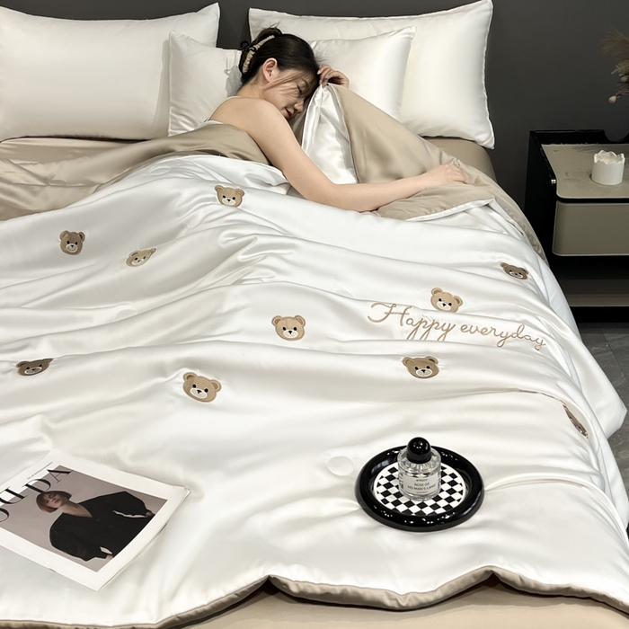 91家纺网 家纺一手货源 找家纺 满羽家纺 2025新款凉感水洗冰丝夏被夏凉被被子被芯夏被四件套 熊头-奶咖