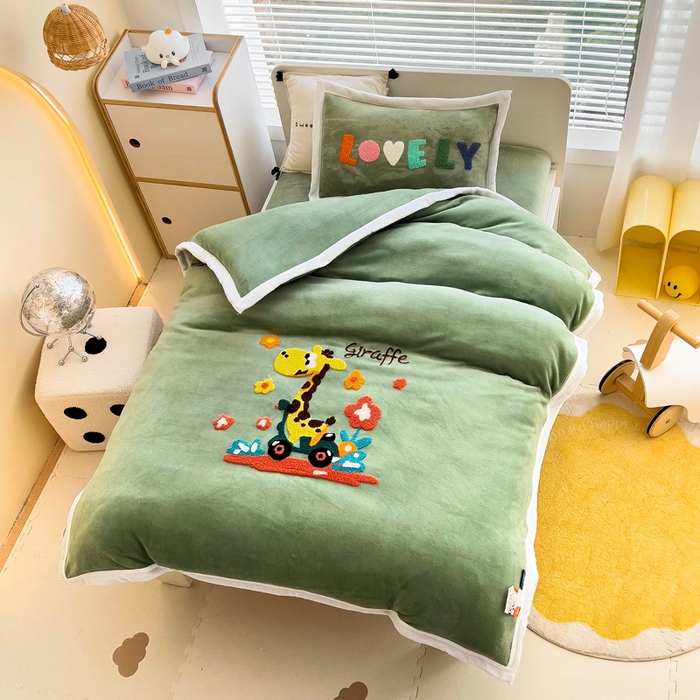 91家纺网 家纺一手货源 找家纺 梵赫 2025新款牛奶绒毛巾绣儿童幼儿园被套被芯组合 滑板长颈鹿