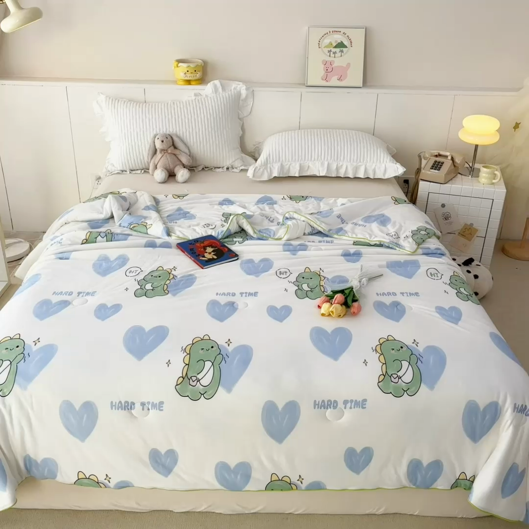 91家纺网 家纺一手货源 找家纺 龙图家纺 2025新款A类母婴针织棉夏被印花卡通凉感丝夏凉被空调被 爱心恐龙