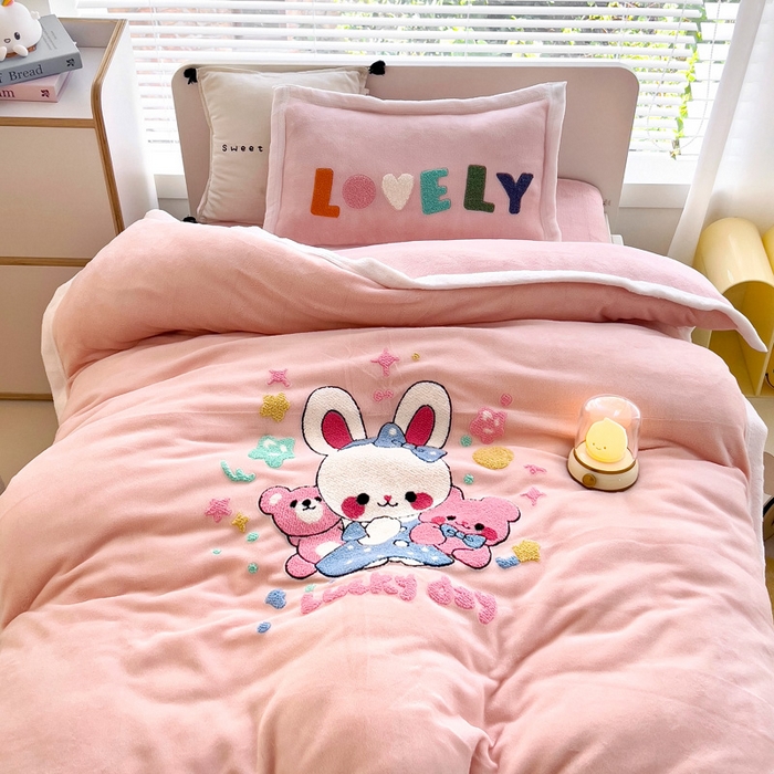 91家纺网 家纺一手货源 找家纺 梵赫 2025新款牛奶绒毛巾绣儿童幼儿园被套被芯组合 玩偶兔兔