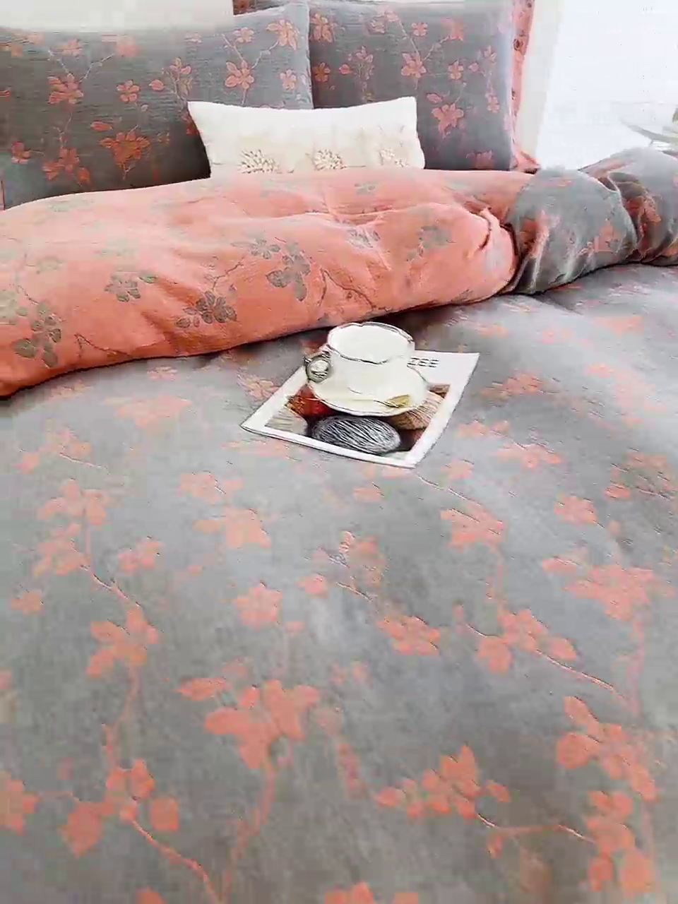 91家纺网 家纺一手货源 找家纺 鲁爱家纺供货 2025新款全棉色织双层纱纽扣四件套 春晖-粉灰