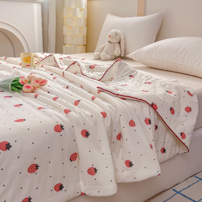 91家纺网 家纺一手货源 找家纺 龙图家纺 2025新款A类母婴针织棉夏被印花卡通凉感丝夏凉被空调被 小草莓