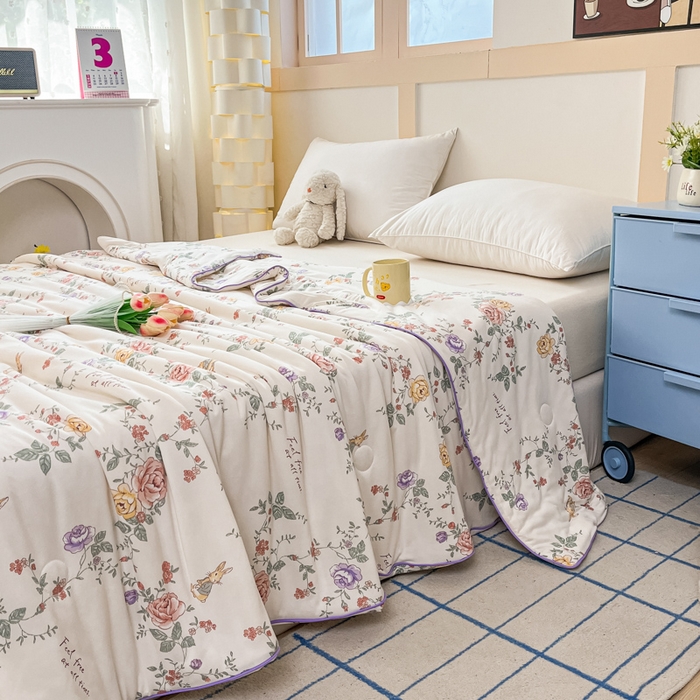 91家纺网 家纺一手货源 找家纺 龙图家纺 2025新款A类母婴针织棉夏被印花卡通凉感丝夏凉被空调被 蔷薇兔