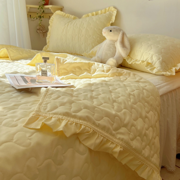 91家纺网 家纺一手货源 找家纺 六巷胡同 2025新款韩系INS博主风小爱心绗缝夏被床盖 INS小爱心-奶黄