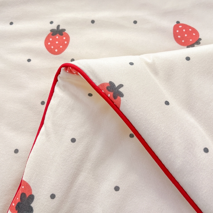 91家纺网 家纺一手货源 找家纺 龙图家纺 2025新款A类母婴针织棉夏被印花卡通凉感丝夏凉被空调被 小草莓