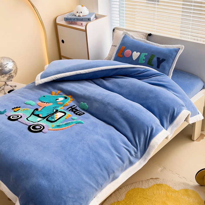 91家纺网 家纺一手货源 找家纺 梵赫 2025新款牛奶绒毛巾绣儿童幼儿园被套被芯组合 汽车霸王龙