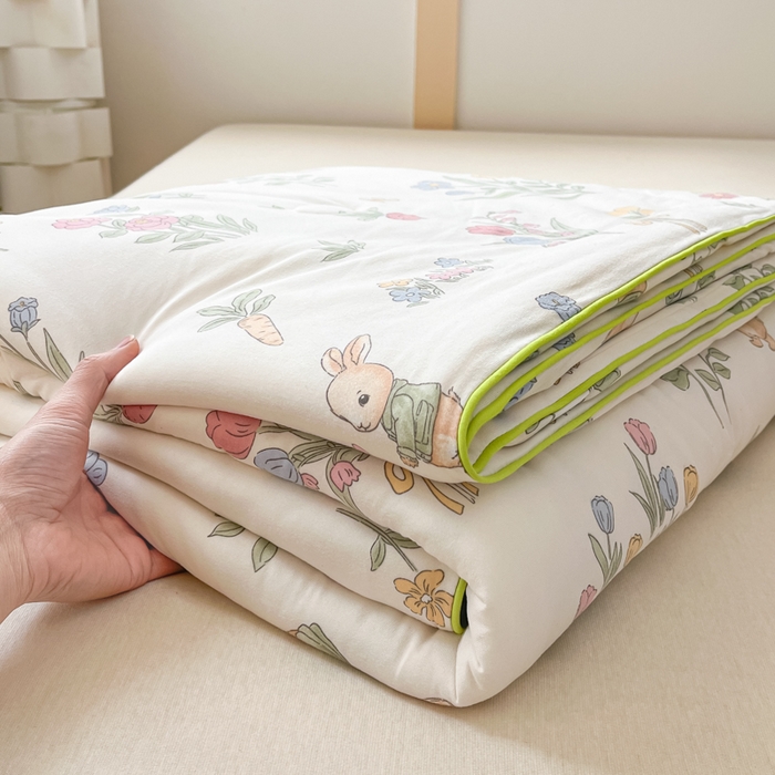 91家纺网 家纺一手货源 找家纺 龙图家纺 2025新款A类母婴针织棉夏被印花卡通凉感丝夏凉被空调被 花园兔