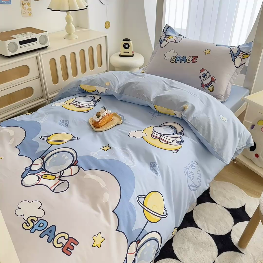 91家纺网 家纺一手货源 找家纺 卡普 2025新款爆款加厚卡通小清新全棉纯棉学生宿舍三件套床笠隔天可拿探索星球