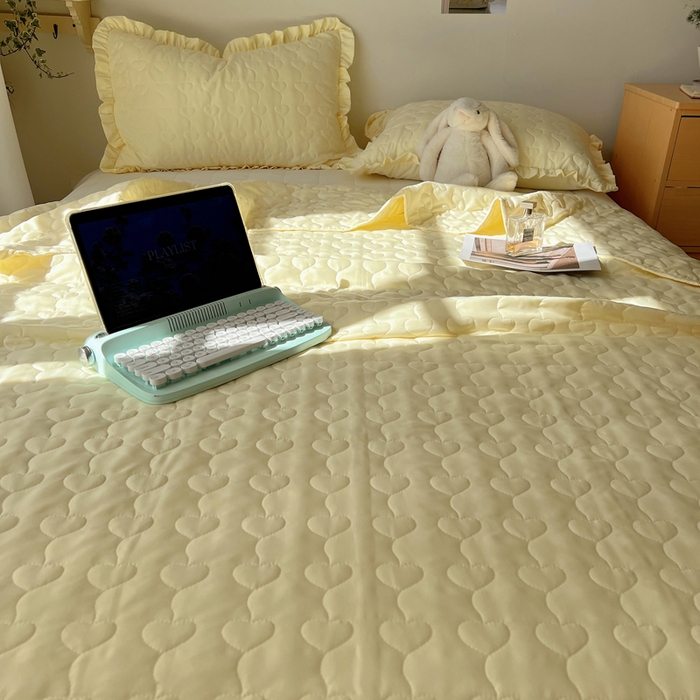 91家纺网 家纺一手货源 找家纺 六巷胡同 2025新款韩系INS博主风小爱心绗缝夏被床盖 INS小爱心-奶黄