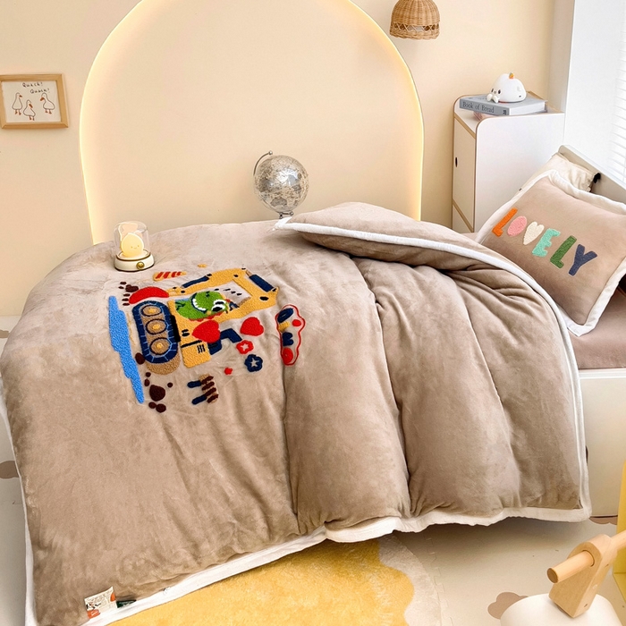 91家纺网 家纺一手货源 找家纺 梵赫 2025新款A类牛奶绒毛巾绣儿童幼儿园三件套多件套 挖机小伙伴