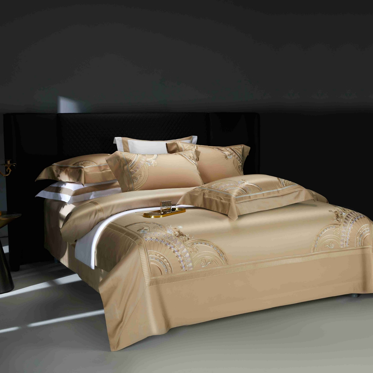 91家纺网 家纺一手货源 找家纺 2025新款高端定织面料S140长绒棉精梳棉重磅刺绣四件套巴赫系列 巴赫 卡其