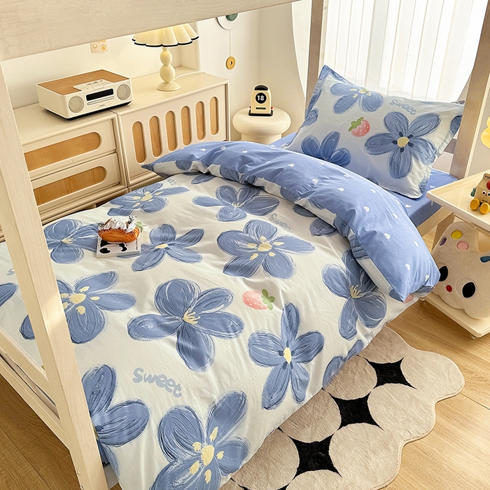 91家纺网 家纺一手货源 找家纺 卡普 2025新款爆款加厚卡通小清新全棉纯棉学生宿舍三件套床笠隔天可拿蓝色甜心