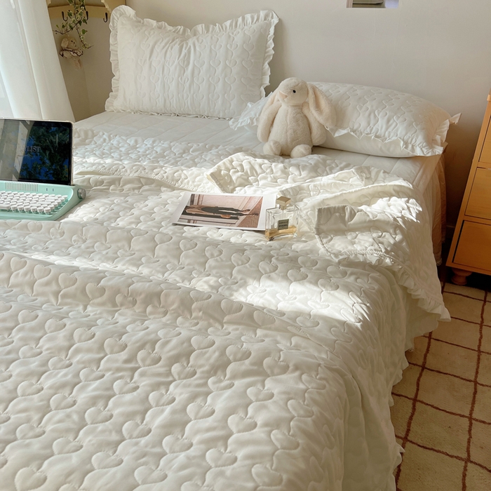 91家纺网 家纺一手货源 找家纺 六巷胡同 2025新款韩系INS博主风小爱心绗缝夏被床盖 INS小爱心-本白