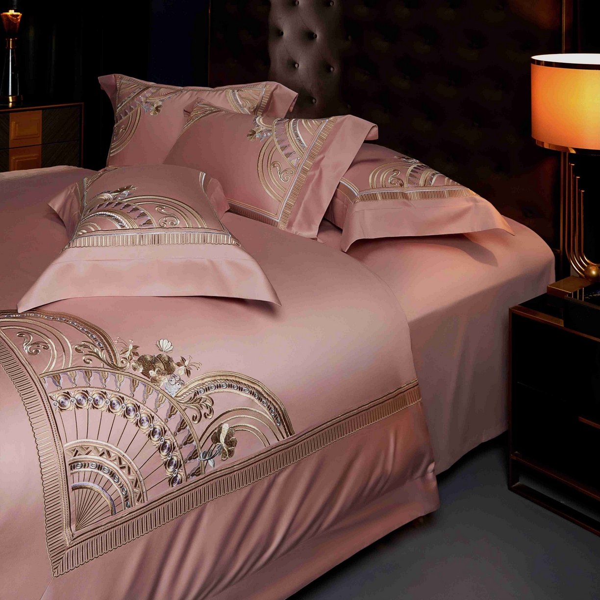 91家纺网 家纺一手货源 找家纺 2025新款高端定织面料S140长绒棉精梳棉重磅刺绣四件套巴赫系列 巴赫 玉粉