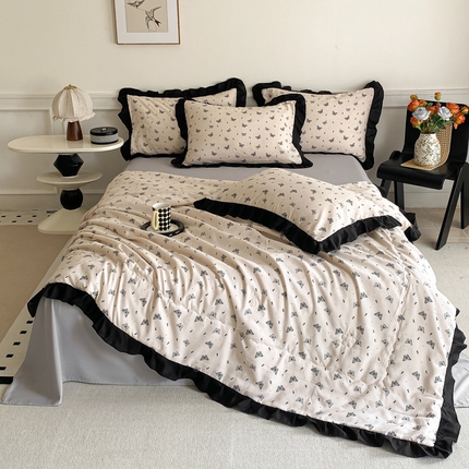 91家纺网 家纺一手货源 找家纺 乐沐家纺 2025新款法式花边夏被四件套 夏被-蝶舞