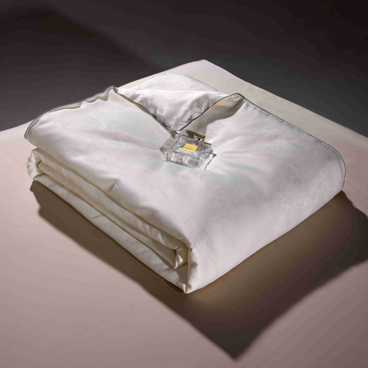 91家纺网 家纺一手货源 找家纺 （总）丽卡家纺 2025新款大提花蚕丝被被子被芯