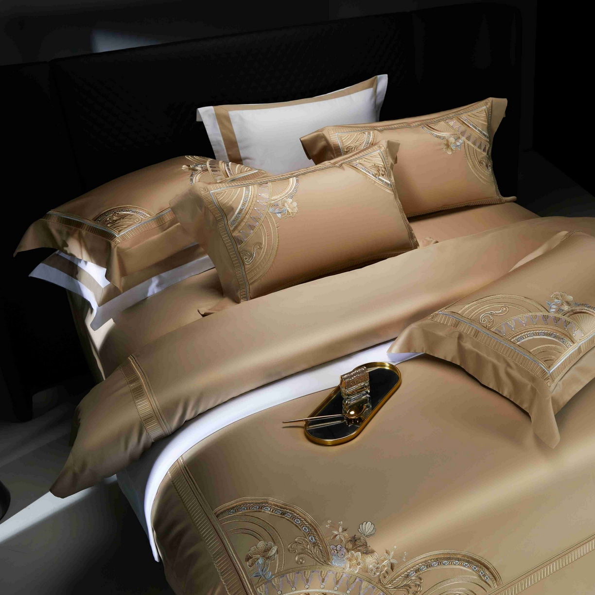 91家纺网 家纺一手货源 找家纺 2025新款高端定织面料S140长绒棉精梳棉重磅刺绣四件套巴赫系列 巴赫 卡其