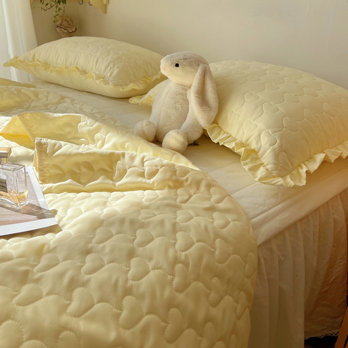 91家纺网 家纺一手货源 找家纺 六巷胡同 2025新款韩系INS博主风小爱心绗缝夏被床盖 INS小爱心-奶黄