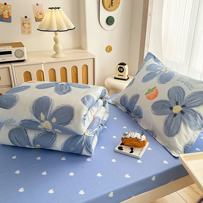 91家纺网 家纺一手货源 找家纺 卡普 2025新款爆款加厚卡通小清新全棉纯棉学生宿舍三件套床笠隔天可拿蓝色甜心