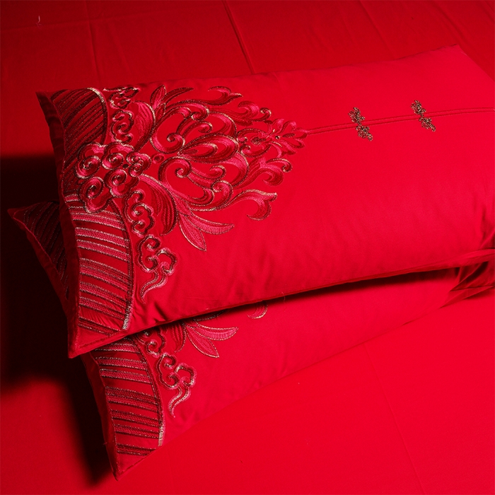 91家纺网 家纺一手货源 找家纺 振翼家纺婚庆专供 2025新款全棉长绒棉婚庆精致绣花四件套 玫瑰天使 红