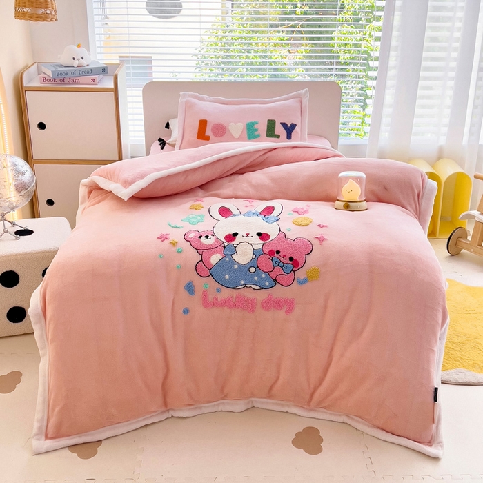 91家纺网 家纺一手货源 找家纺 梵赫 2025新款牛奶绒毛巾绣儿童幼儿园被套被芯组合 玩偶兔兔